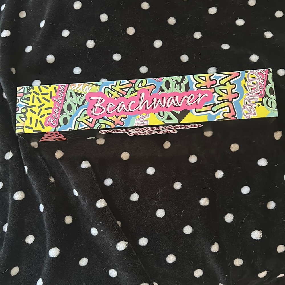 Beachwaver Co. Graffiti 1” curling iron. NIB